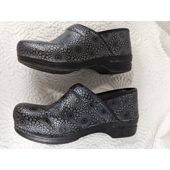 DANSKO! SILVER GEOMETRIC STARBURST ON BLACK COMFORT CLOGS! SZ 8.5 - Picture 6 of 10